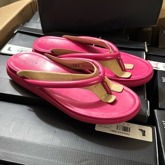 NATURALIZER Lovelle Thong Sandals Women's Shoes in Berry - Picture 5 of 6